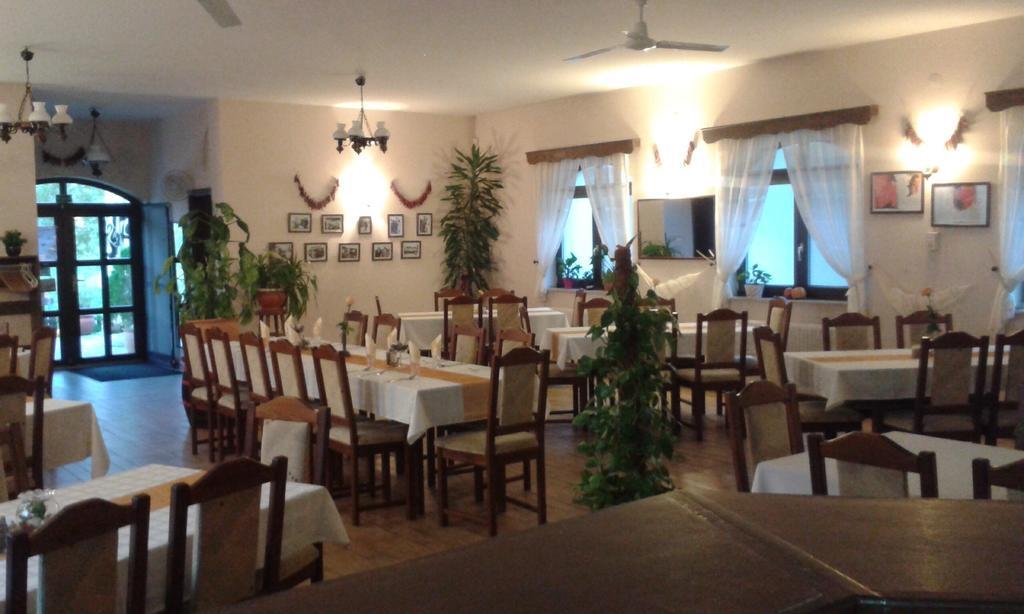 Sobri Halaszcsarda Es Panzio Baja Exterior photo