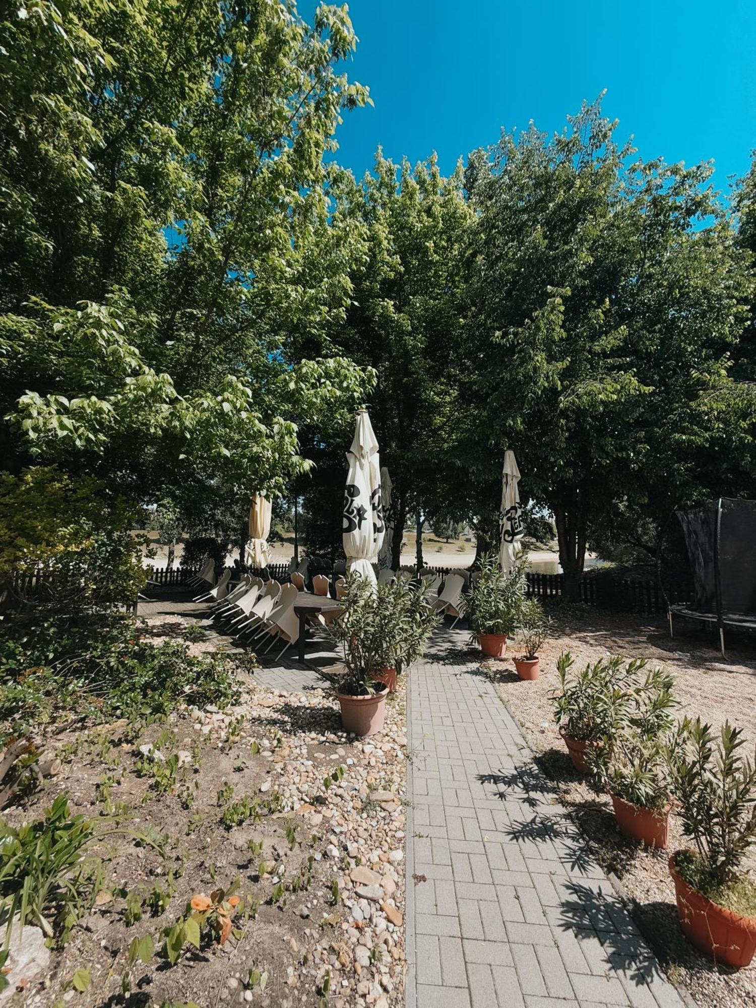 Sobri Halaszcsarda Es Panzio Baja Exterior photo
