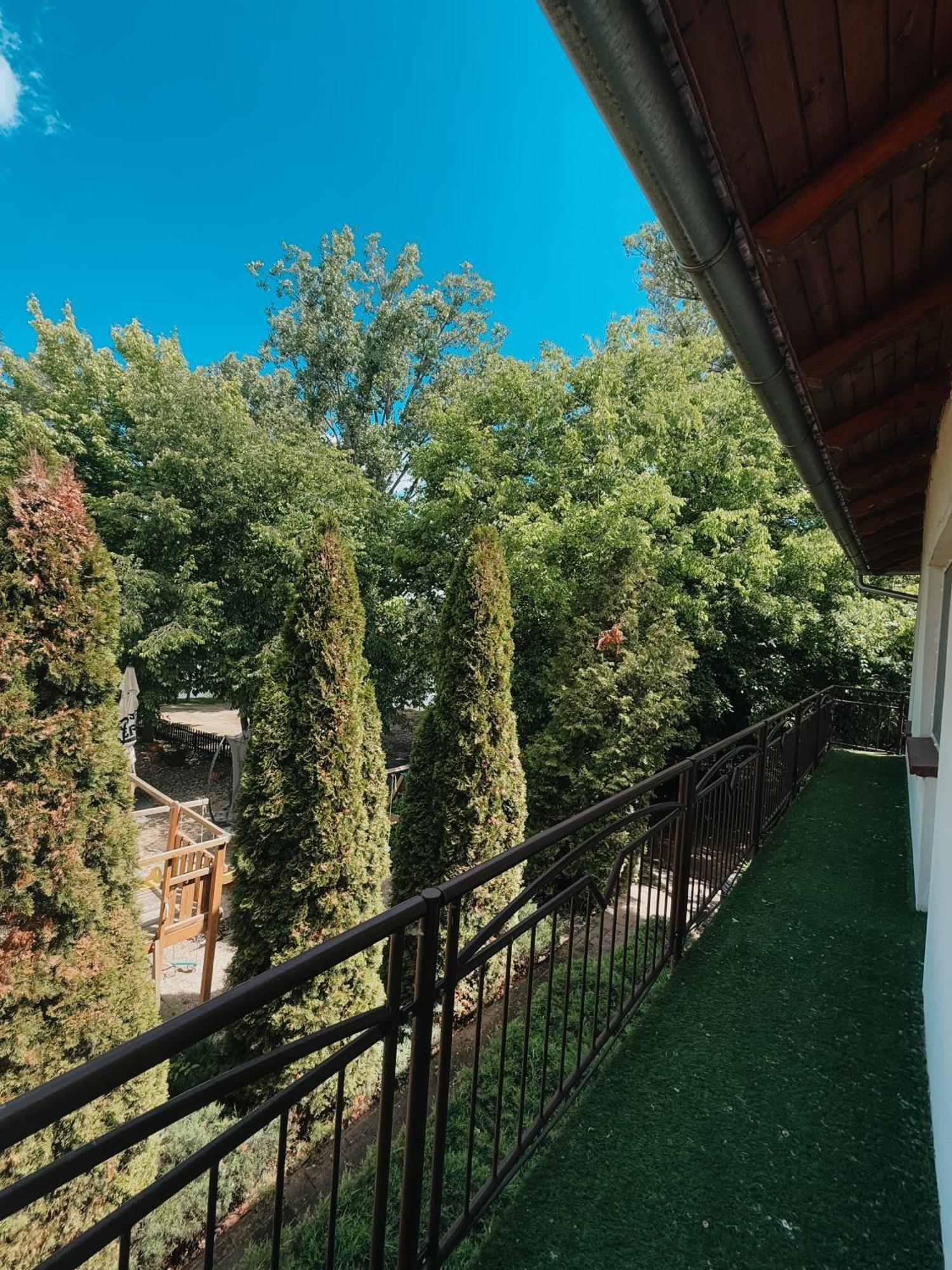 Sobri Halaszcsarda Es Panzio Baja Exterior photo